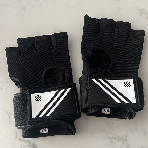 Boxing hand wraps - excellent condition (S/M size) - Picture 2 of 2